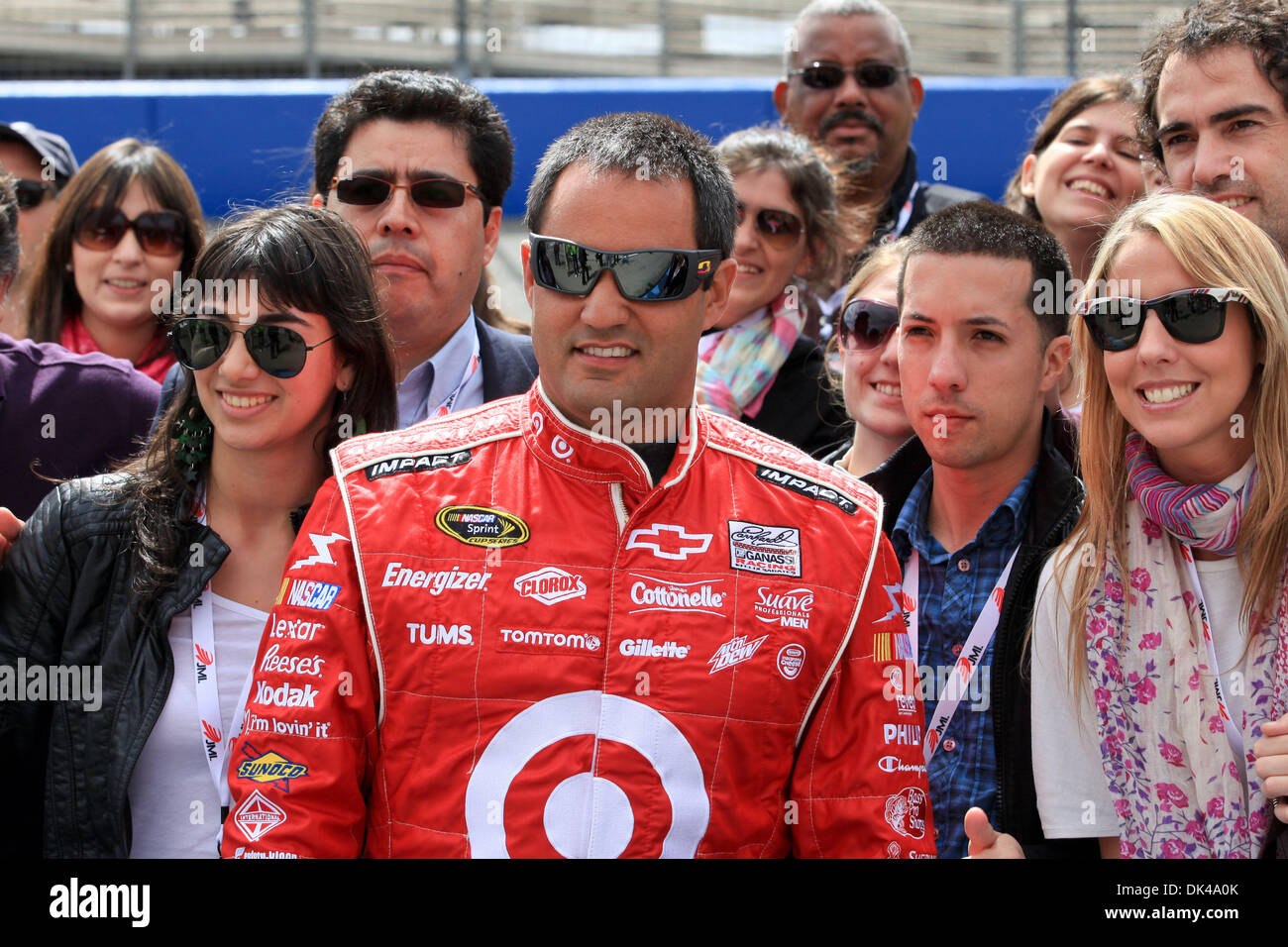 27 mar 2011 - Fontana, in California, Stati Uniti - Juan Montoya (42) pone con ventole a Club Auto 400 nella Fontana, in California (credito Immagine: © Josh Cappella/Southcreek globale/ZUMAPRESS.com) Foto Stock
