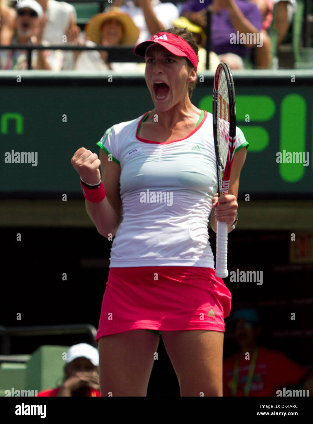Mar 28, 2011 - Miami, Florida, Stati Uniti - Sospensione seminata ANDREA PETKOVIC (GER) consente un gridare dopo la graffatura del primo set nel suo 7-5, 3-6, 6-3 conquistare il seme superiore Caroline WOZNIACKI (DEN) al Miami Masters in Sony Ericcson apre al Crandon Park Tennis Center su Key Biscayne. (Credito Immagine: © Andrew patrono/ZUMAPRESS.com) Foto Stock