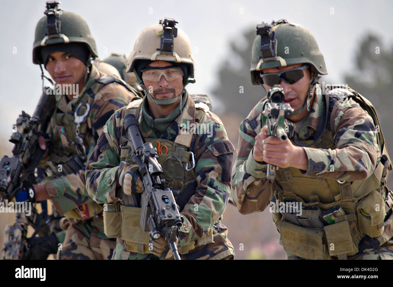 L Esercito nazionale afgano Forze Speciali commandos con la 6. Operazioni Speciali Kandak pratica cancellazione di una camera durante un esercizio di allenamento Novembre 26, 2013 a Kabul, Afghanistan. Foto Stock