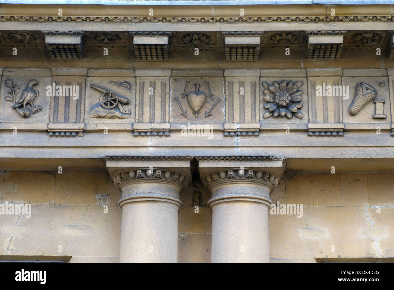 Primo piano dettaglio di un fregio di pietra su una casa georgiana nel Circus, Città di Bath, Inghilterra. Patrimonio dell'umanità dell'UNESCO. Somerset, Inghilterra, Regno Unito Foto Stock