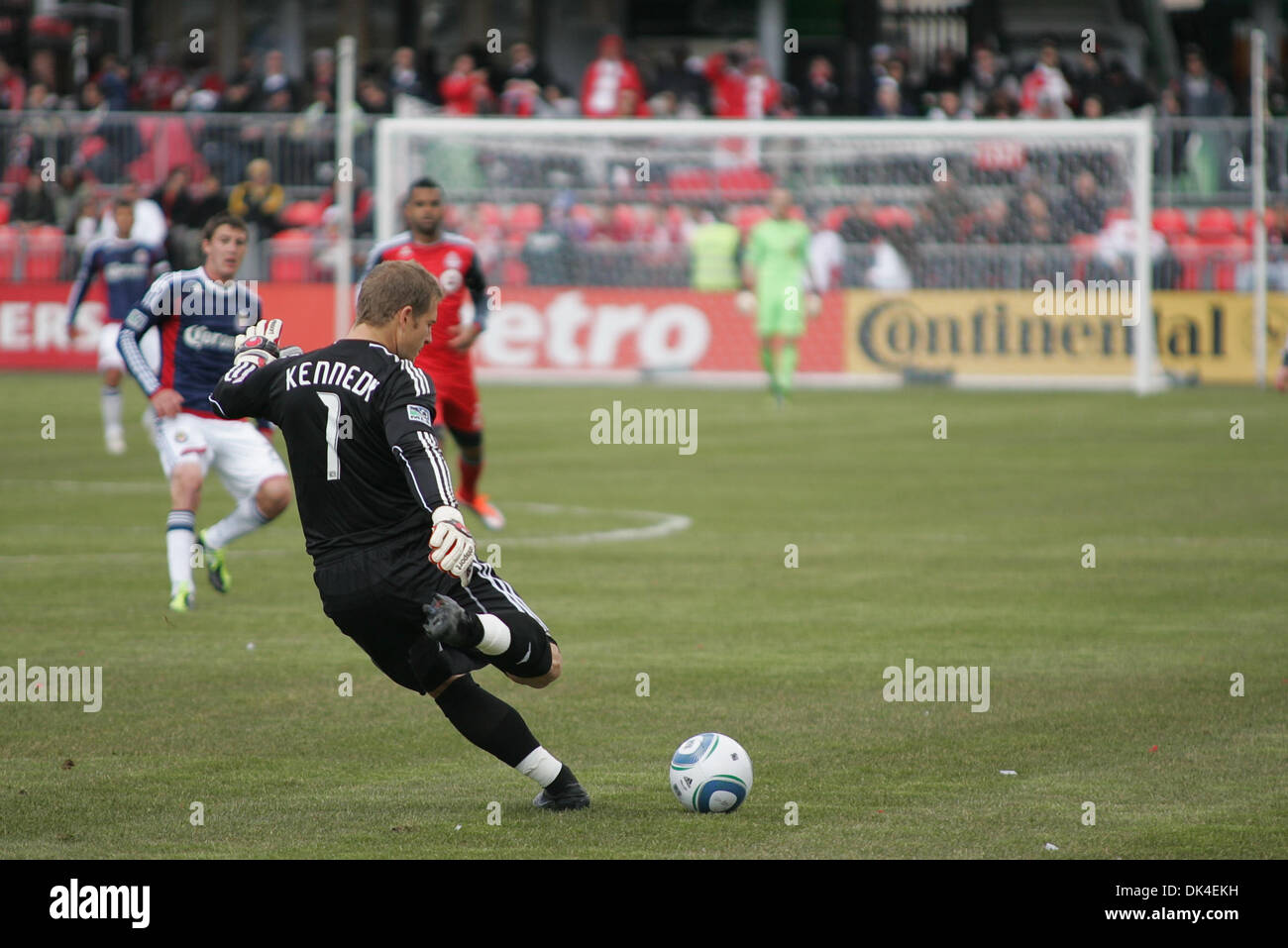 Aprile 2, 2011 - Toronto, Ontario, Canada - Chivas USA G Dan Kennedy (1) assume un obiettivo calcio in MLS partita di calcio tra i Chivas USA e Toronto FC in Toronto, ON. Il Toronto FC legato Chivas USA 1-1. (Credito Immagine: © Steve Dormer Southcreek/Global/ZUMAPRESS.com) Foto Stock