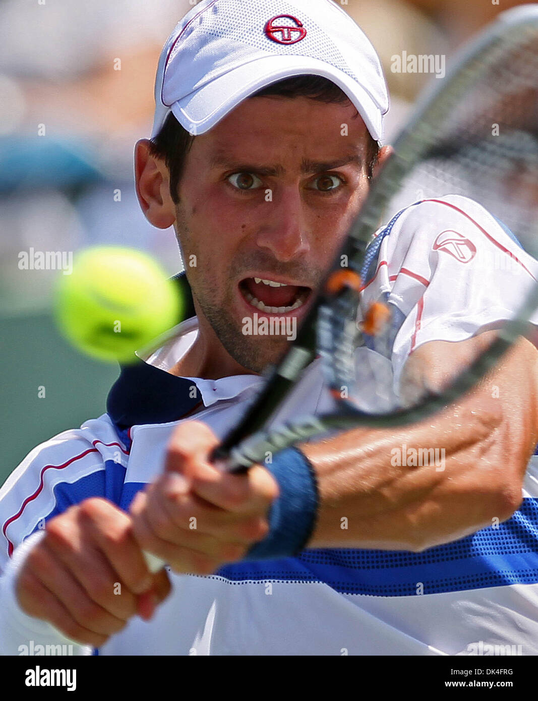 Aprile 3, 2011 - Florida, Stati Uniti - KEY BISCAYNE, FL..uomini finale del Sony Ericsson Open .. Novak Djokovic (SRB) restituisce una raffica durante la sua vittoria su Rafael Nadal (ESP) negli uomini finale del Sony Ericsson Open. Djokovic ha vinto 4-6, 6-3, 7-6. (Credito Immagine: © Allen Eyestone/Palm Beach post/ZUMAPRESS.com) Foto Stock