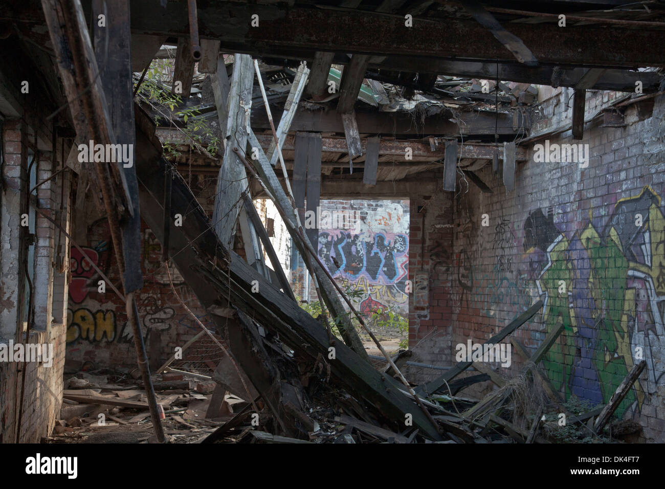 L abbandono e degrado, vecchio edificio in fabbrica, Sheffield, Inghilterra Foto Stock