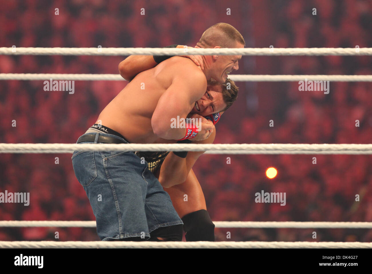03 apr 2011 - Atlanta, Georgia, Stati Uniti - JOHN CENA applica una headlock a campione, il MIZ. (Credito Immagine: © Matt Roberts/ZUMAPRESS.com) Foto Stock