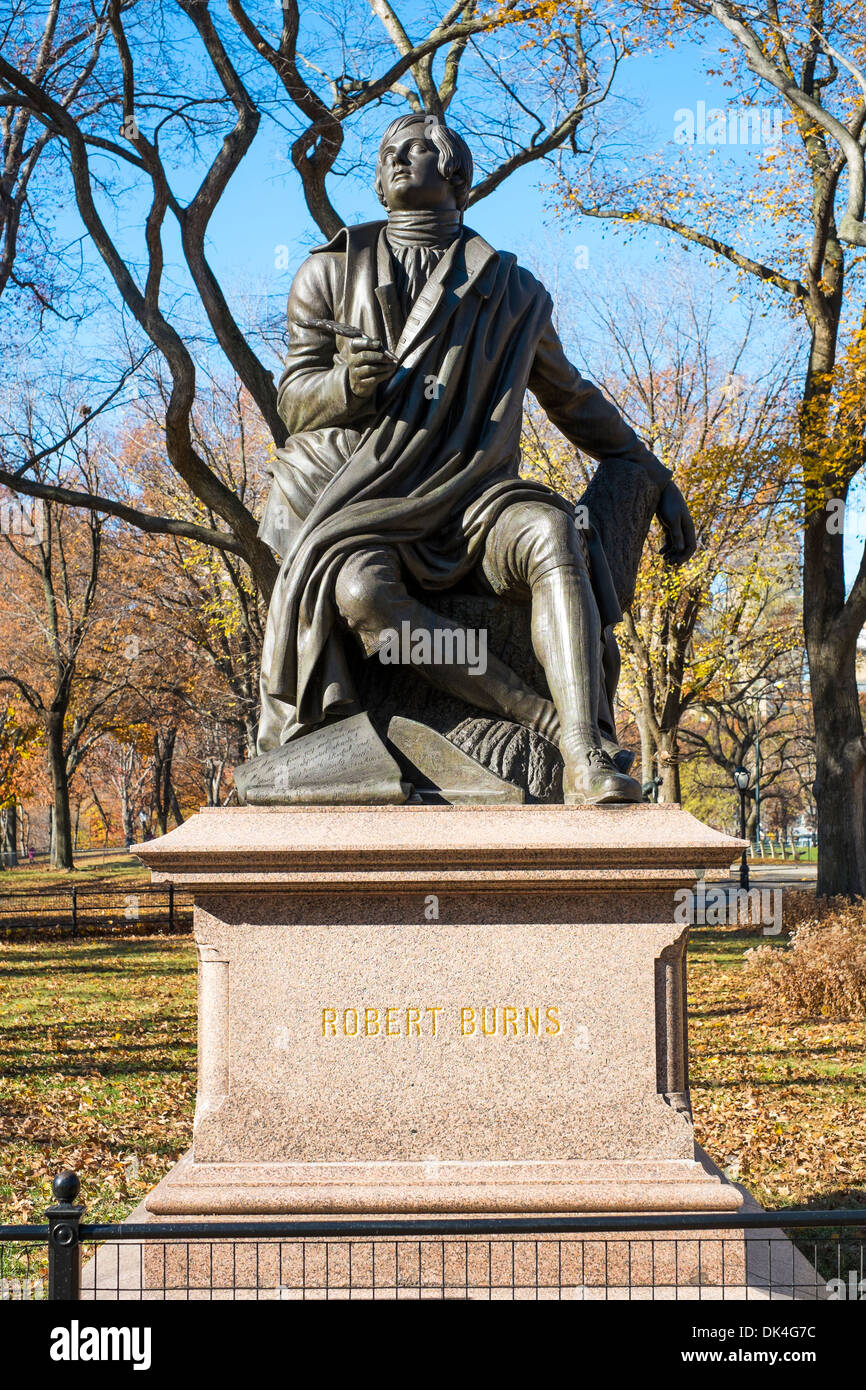 Statua di Robert Burns in Central Park in autunno. New York, Stati Uniti Foto Stock
