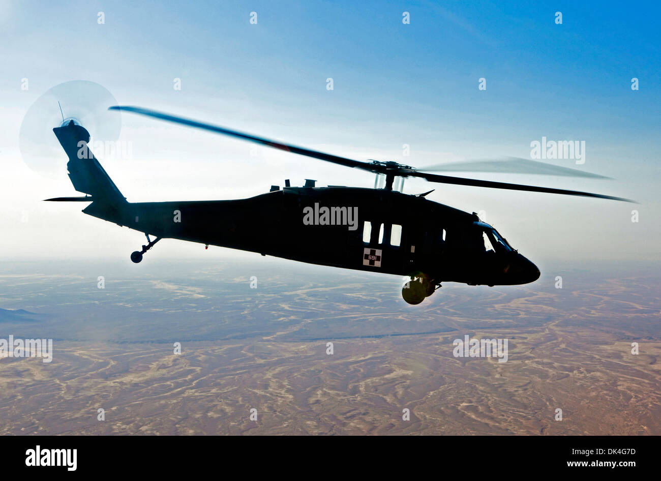 Un US Marine Corps UH-60 Black Hawk medevac elicottero che trasporta un ferito soldato afgano in volo tra la marcia in avanti una base operativa Delaram e Camp Bastion Novembre 14, 2013 nella provincia di Helmand, Afghanistan. Foto Stock