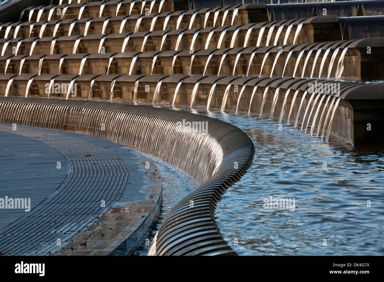 CASCADING, sinuose, acqua caratteristica come parte del disegno urbano, Piazza Stazione, Sheffield South Yorkshire, Inghilterra Foto Stock