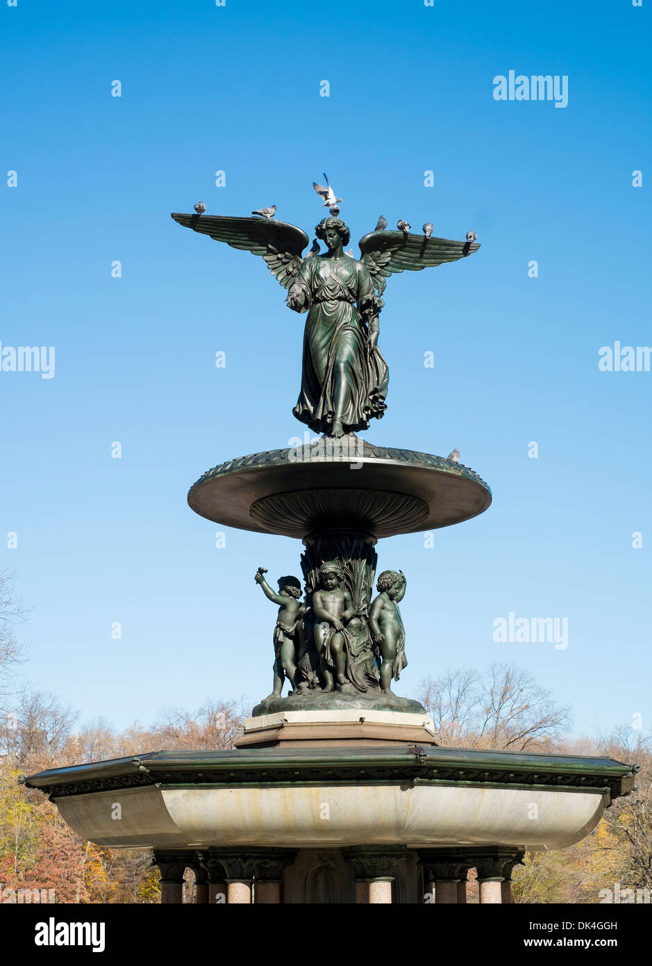 Dettaglio della fontana di Bethesda angelo con alberi autunnali in background, New York, US Foto Stock