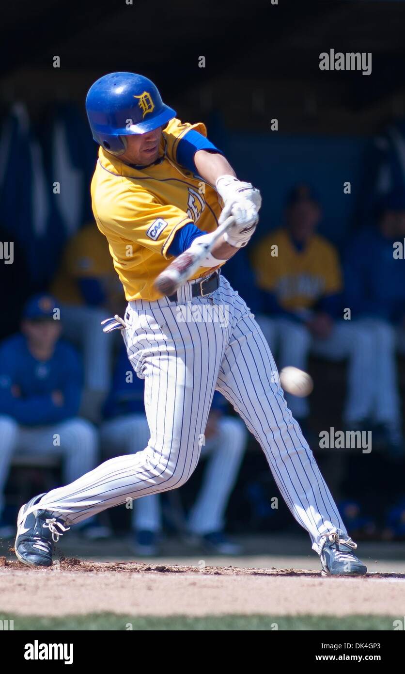 Aprile 3, 2011 - Newark, Delaware, Stati Uniti d'America - Delaware infielder DJ lungo (#1) entra in contatto con la palla durante la partita contro le pantere della Georgia State. La Georgia stato sconfitto Delaware 10-8 domenica pomeriggio a Bob Hannah Stadium di Newark Delaware Aprile 3, 2011.1 (credito Immagine: © Saquan Stimpson/Southcreek globale/ZUMAPRESS.com) Foto Stock