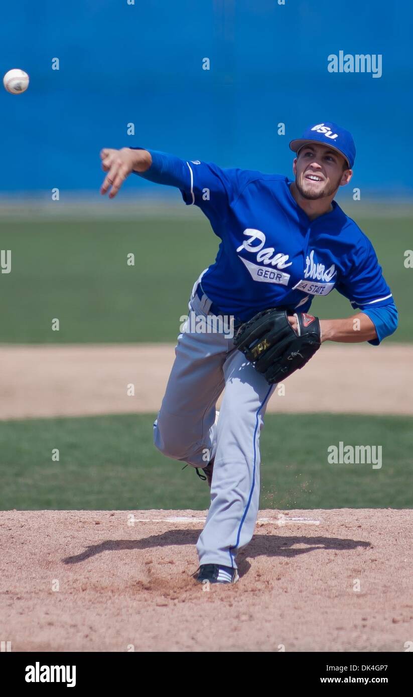Aprile 3, 2011 - Newark, Delaware, Stati Uniti d'America - Georgia State lanciatore Justin Malone (#2) durante la partita contro il Delaware. Justin Malone migliora a 5-0 sull'anno, pitching 5.2 inning, consentendo tre corse (due guadagnati) su otto successi. La Georgia stato sconfitto Delaware 10-8 domenica pomeriggio a Bob Hannah Stadium di Newark Delaware 3 aprile 2011 (credito Immagine: © Saquan Stimps Foto Stock