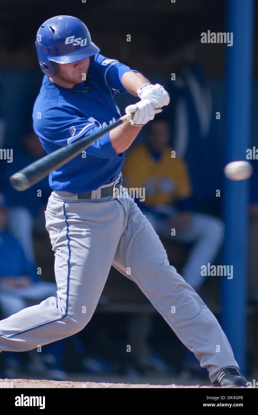 Aprile 3, 2011 - Newark, Delaware, Stati Uniti d'America - Stato della Georgia ha richiamato le protezioni (#3) entra in contatto con la sfera durante la domenica la partita contro il Delaware. La Georgia stato sconfitto Delaware 10-8 domenica pomeriggio a Bob Hannah Stadium di Newark Delaware Aprile 3, 2011. (Credito Immagine: © Saquan Stimpson/Southcreek globale/ZUMAPRESS.com) Foto Stock