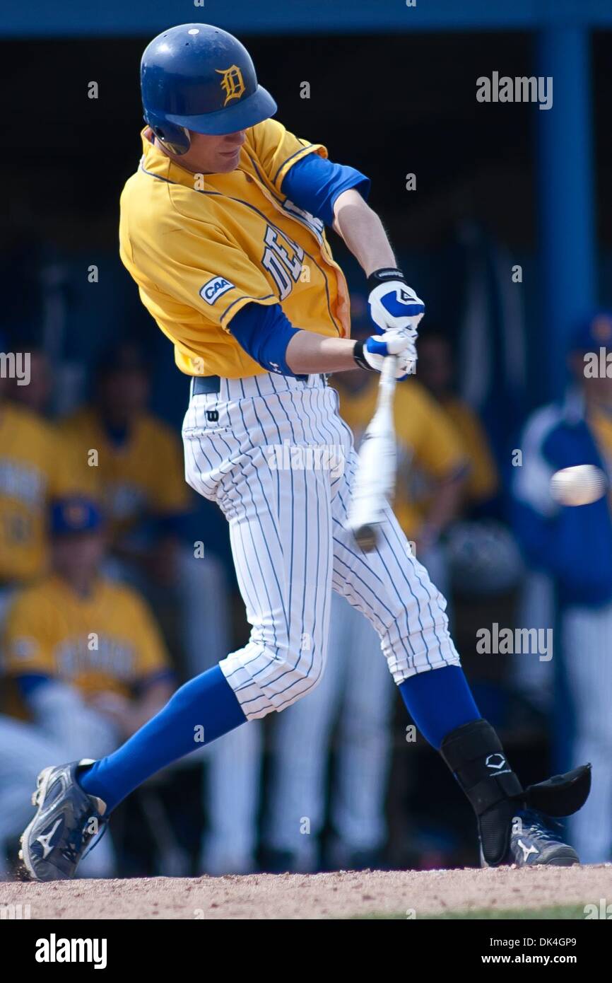Aprile 3, 2011 - Newark, Delaware, Stati Uniti - Delaware infielder HANK YATES (#12) entra in contatto con la sfera durante la domenica la partita contro le pantere della Georgia State. La Georgia stato sconfitto Delaware 10-8 domenica pomeriggio a Bob Hannah Stadium. (Credito Immagine: © Saquan Stimpson/Southcreek globale/ZUMAPRESS.com) Foto Stock