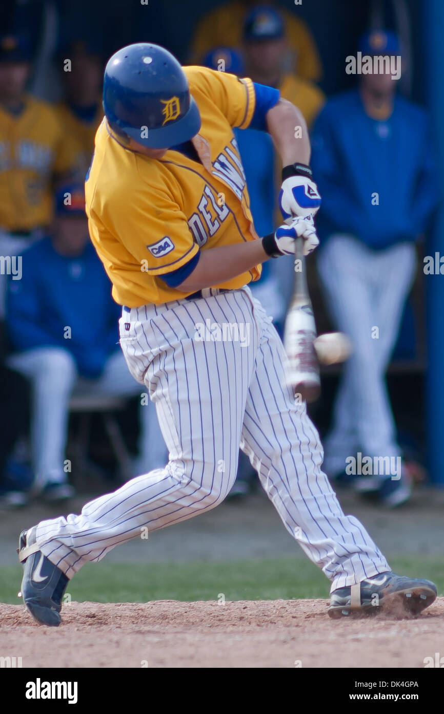 Aprile 3, 2011 - Newark, Delaware, Stati Uniti d'America - Delaware Dylan Shupe (#18) entra in contatto con la sfera durante la domenica la partita contro le pantere della Georgia State. La Georgia stato sconfitto Delaware 10-8 domenica pomeriggio a Bob Hannah Stadium di Newark Delaware Aprile 3, 2011. (Credito Immagine: © Saquan Stimpson/Southcreek globale/ZUMAPRESS.com) Foto Stock