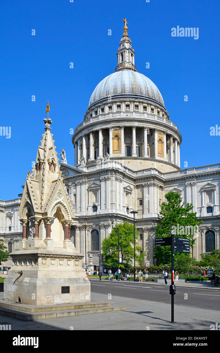 Victorian St Lawrence and Mary Magdalene Drinking Fountain a Grade II edificio storico di fronte alla famosa cattedrale di St. Pauls di grado i Londra Regno Unito Foto Stock