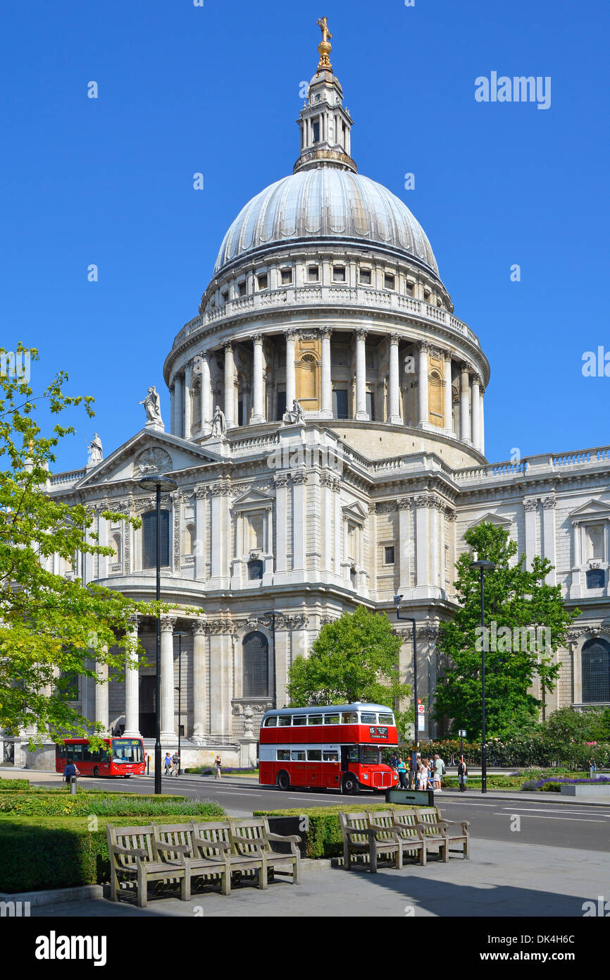 St Pauls Cathedral e routemaster originale double decker bus sul numero 15 percorso del patrimonio (vedere Alamy DK4aveva per bus solo) Foto Stock