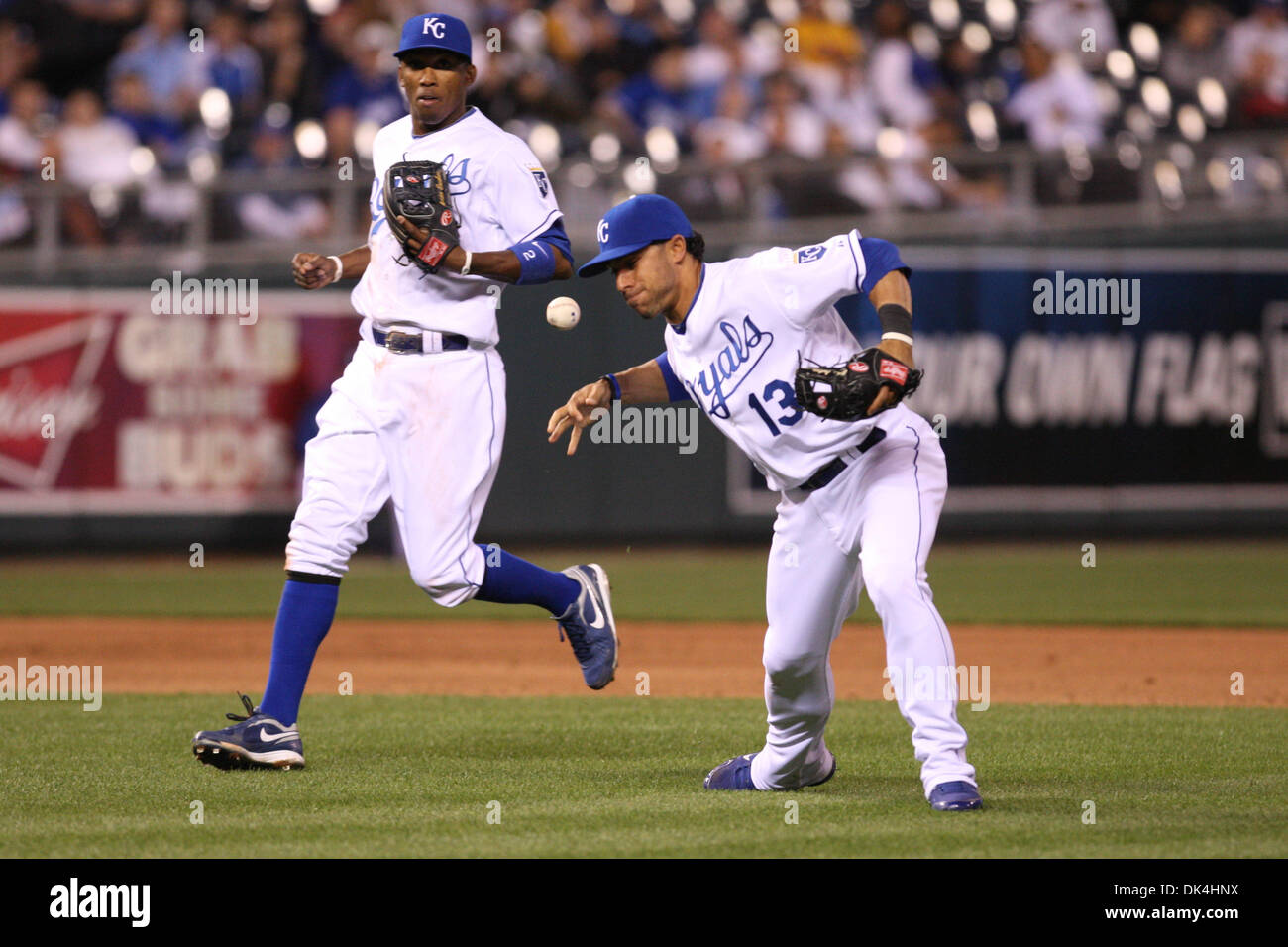 Aprile 5, 2011 - Kansas City, Missouri, Stati Uniti - Kansas City Royals secondo baseman Mike Aviles (13) commette un errore nel settimo inning martedì durante la partita di baseball, tra il Kansas City Royals e il Chicago Whitesox presso Kauffman Stadium di Kansas City, Missouri. Il Royals ha sconfitto il Whitesox 7-6 in 12 inning. (Credito Immagine: © James Allison/Southcreek globale/ZUMAPRESS.com) Foto Stock