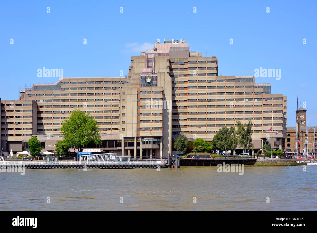 L'Hotel GuomanTower e St Katharines pier accanto al Fiume Tamigi Foto Stock
