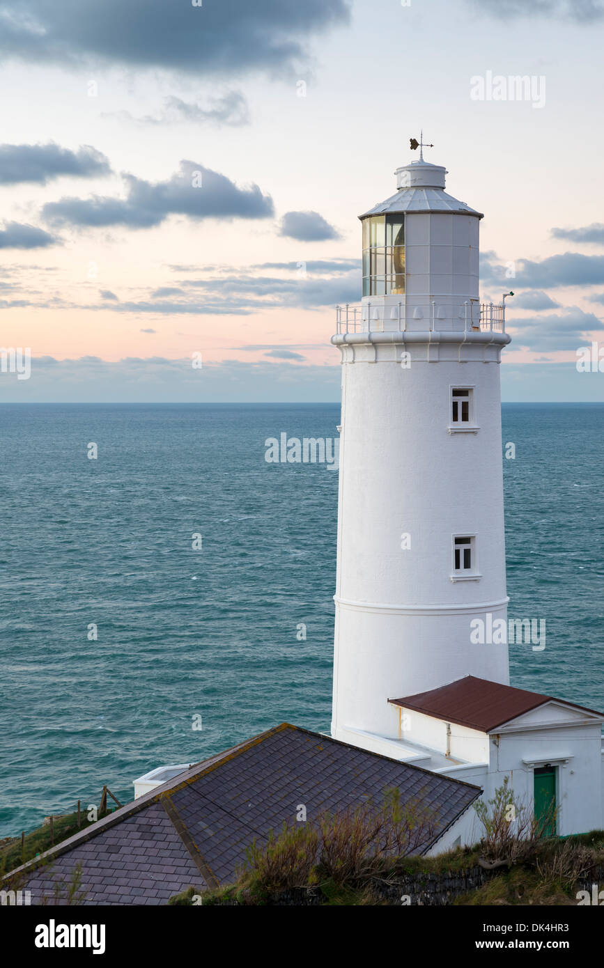Il faro di Capo Trevose vicino a Padstow sulla costa nord della Cornovaglia Foto Stock
