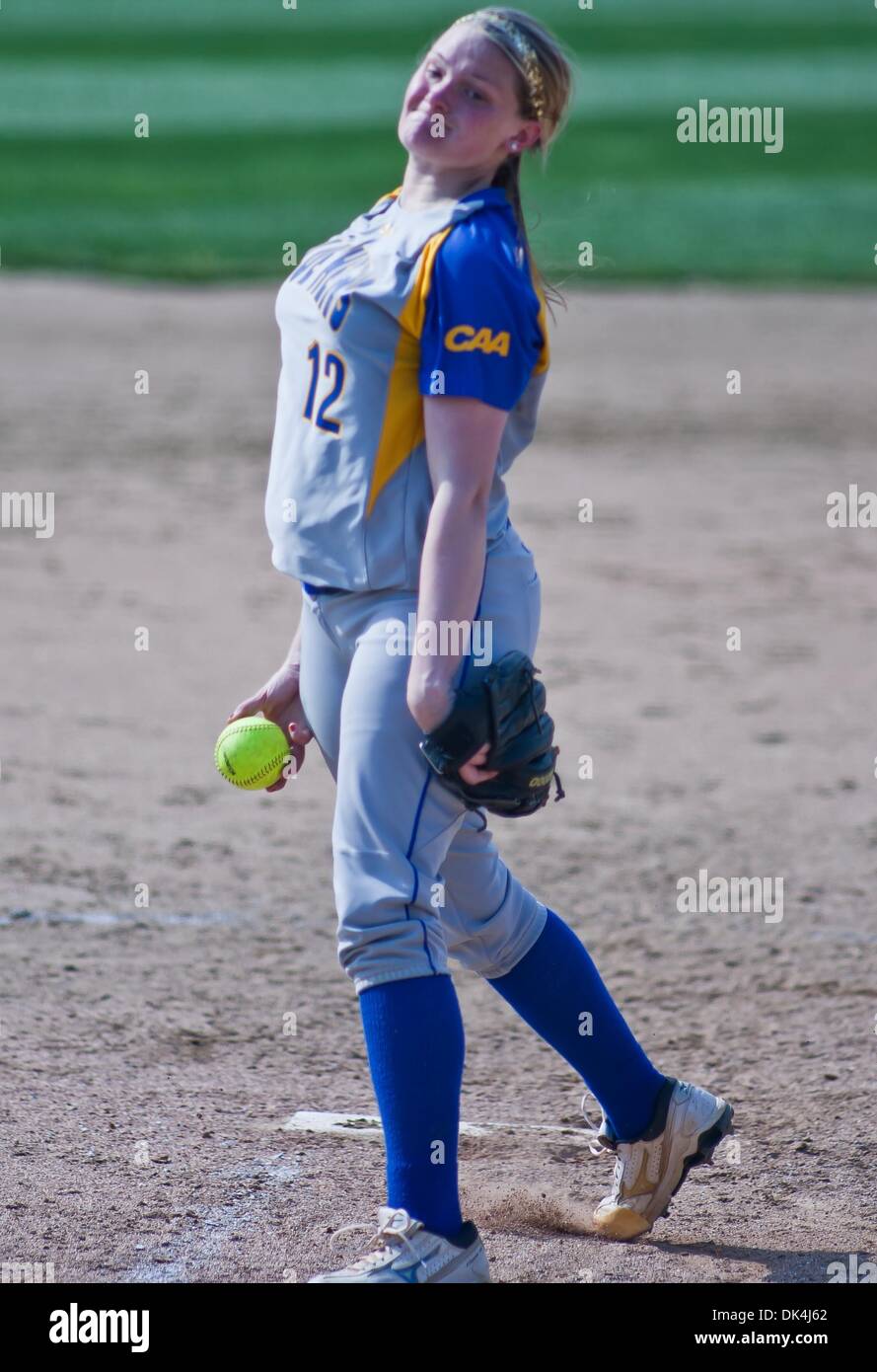 Aprile 6, 2011 - Newark, Delaware, Stati Uniti d'America - Delaware brocca Amanda Stacevicz (#12) il beccheggio durante la partita contro i falchi di San Giuseppe. Delaware sconfitto San Giuseppe con un 5-4 vincere in otto inning su san Giuseppe mercoledì pomeriggio presso il Delaware Softball Stadium. (Credito Immagine: © Saquan Stimpson/Southcreek globale/ZUMAPRESS.com) Foto Stock