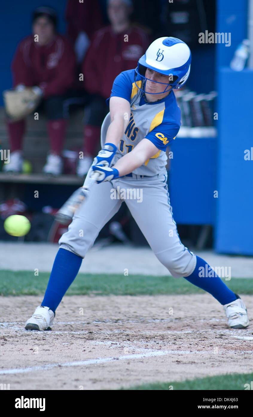 Aprile 6, 2011 - Newark, Delaware, Stati Uniti d'America - Delaware Rachel Jones (#11) entra in contatto con la palla durante la partita contro i falchi di San Giuseppe nel quarto inning. Delaware sconfitto San Giuseppe con un 5-4 vincere in otto inning su san Giuseppe mercoledì pomeriggio presso il Delaware Softball Stadium. (Credito Immagine: © Saquan Stimpson/Southcreek globale/ZUMAPRES Foto Stock