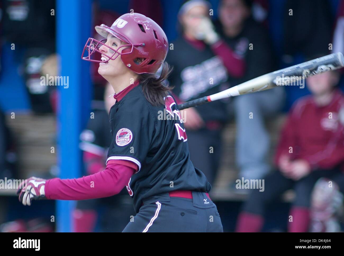 Aprile 6, 2011 - Newark, Delaware, Stati Uniti d'America - Saint Joseph Parchi di Dona (#3) entra in contatto con la palla durante la partita contro l'Università di Delaware. Delaware sconfitto San Giuseppe con un 5-4 vincere in otto inning su san Giuseppe mercoledì pomeriggio presso il Delaware Softball Stadium. (Credito Immagine: © Saquan Stimpson/Southcreek globale/ZUMAPRESS.com) Foto Stock