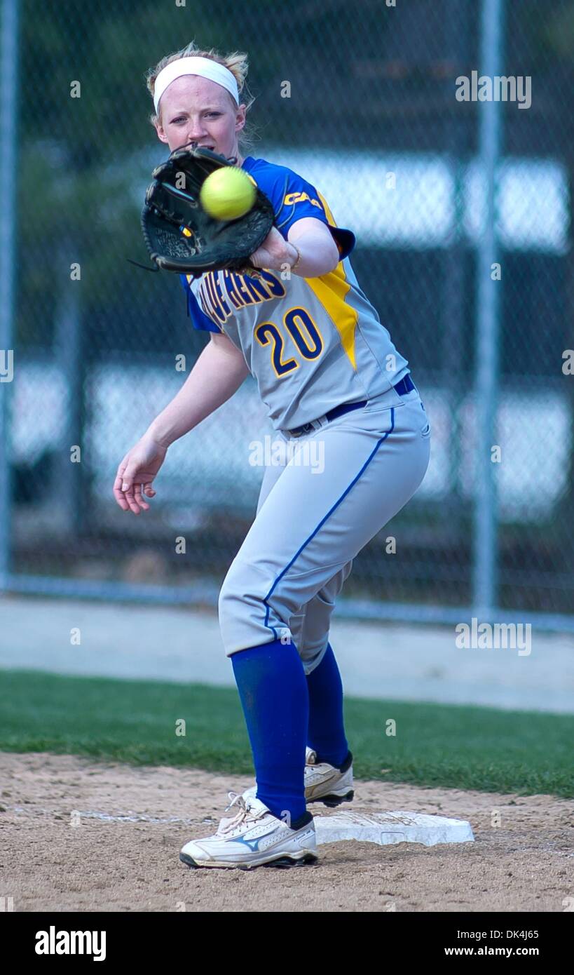 Aprile 6, 2011 - Newark, Delaware, Stati Uniti d'America - Delaware Bertie Lago (#20) si prepara a prendere palla per la fuori a prima base durante la partita contro i falchi di San Giuseppe. Delaware sconfitto San Giuseppe con un 5-4 vincere in otto inning su san Giuseppe mercoledì pomeriggio presso il Delaware Softball Stadium. (Credito Immagine: © Saquan Stimpson/Southcreek globale/ZUMAPRESS Foto Stock