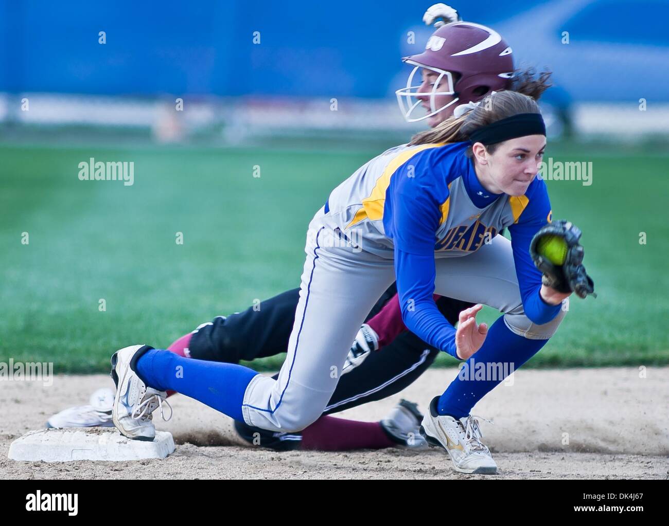 Aprile 6, 2011 - Newark, Delaware, Stati Uniti d'America - Delaware Becky Ellis (#19) fa contatto con la borsa come san Giuseppe Maria Ficca (#14) scorre nella seconda base durante la partita contro i falchi di San Giuseppe. Delaware sconfitto San Giuseppe con un 5-4 vincere in otto inning su san Giuseppe mercoledì pomeriggio presso il Delaware Softball Stadium. (Credito Immagine: © Saqua Foto Stock