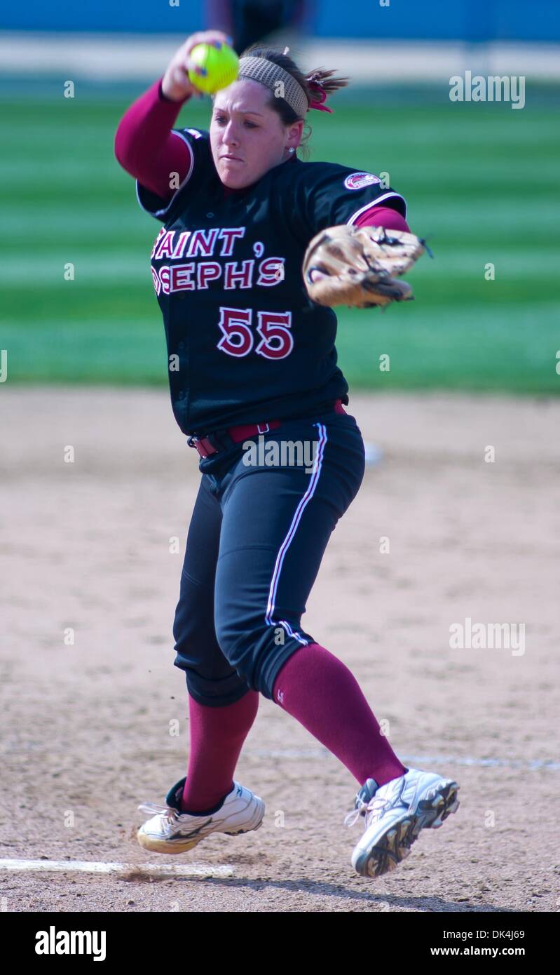Aprile 6, 2011 - Newark, Delaware, Stati Uniti d'America - San Giuseppe brocca Erin Gallagher (#55) il beccheggio durante la partita contro l'Università di Delaware. Delaware sconfitto San Giuseppe con un 5-4 vincere in otto inning su san Giuseppe mercoledì pomeriggio presso il Delaware Softball Stadium. (Credito Immagine: © Saquan Stimpson/Southcreek globale/ZUMAPRESS.com) Foto Stock