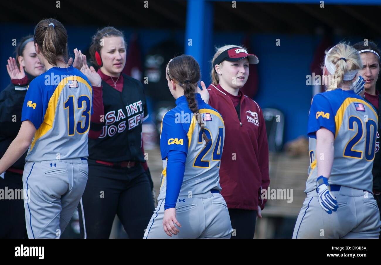 Aprile 6, 2011 - Newark, Delaware, Stati Uniti d'America - Delaware sconfitto San Giuseppe con un 5-4 vincere in otto inning su san Giuseppe mercoledì pomeriggio presso il Delaware Softball Stadium. (Credito Immagine: © Saquan Stimpson/Southcreek globale/ZUMAPRESS.com) Foto Stock