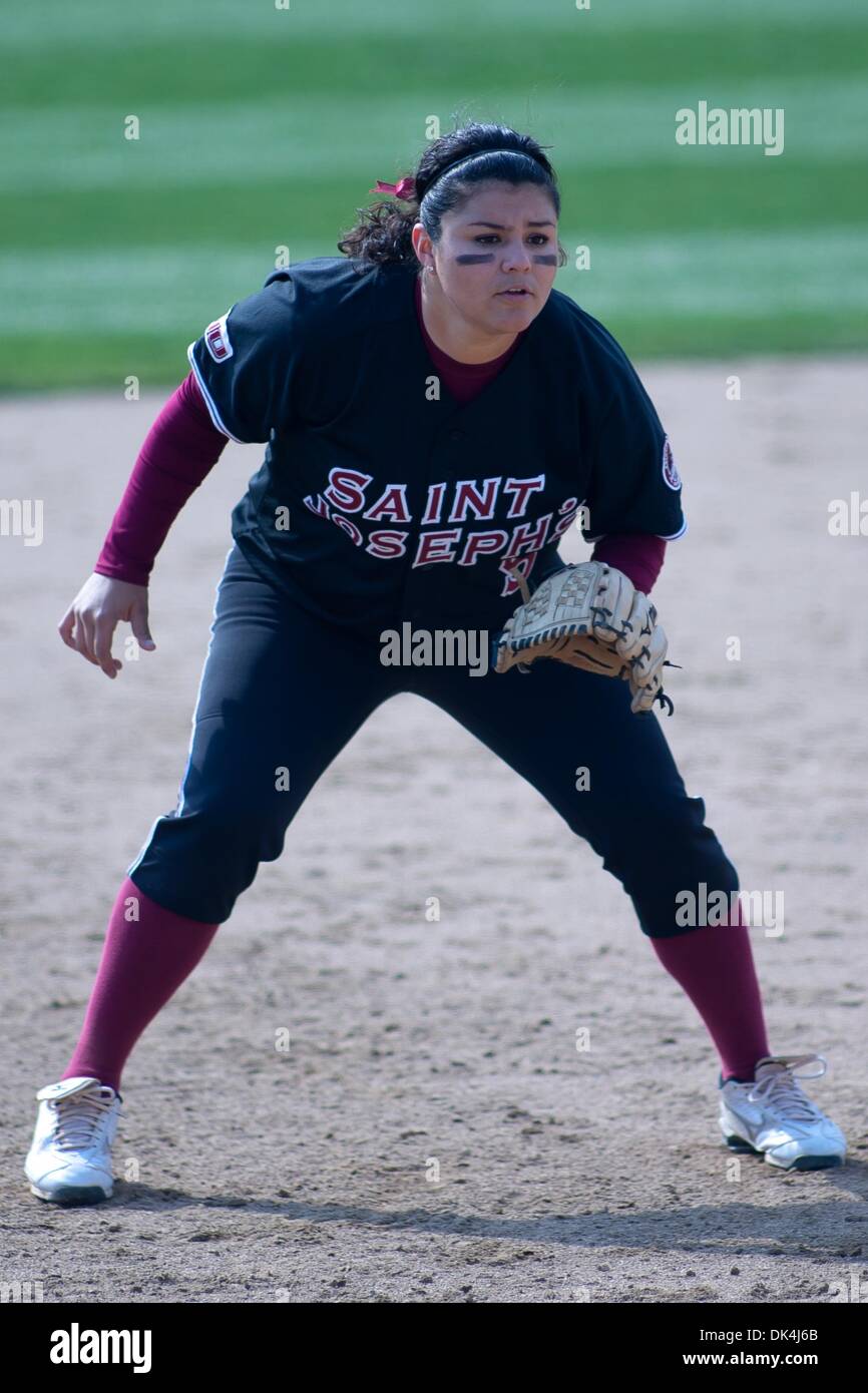 Aprile 6, 2011 - Newark, Delaware, Stati Uniti d'America - Saint Joseph di Monica Aguilar (#5) durante la partita contro l'Università di Delaware. Delaware sconfitto San Giuseppe con un 5-4 vincere in otto inning su san Giuseppe mercoledì pomeriggio presso il Delaware Softball Stadium. (Credito Immagine: © Saquan Stimpson/Southcreek globale/ZUMAPRESS.com) Foto Stock
