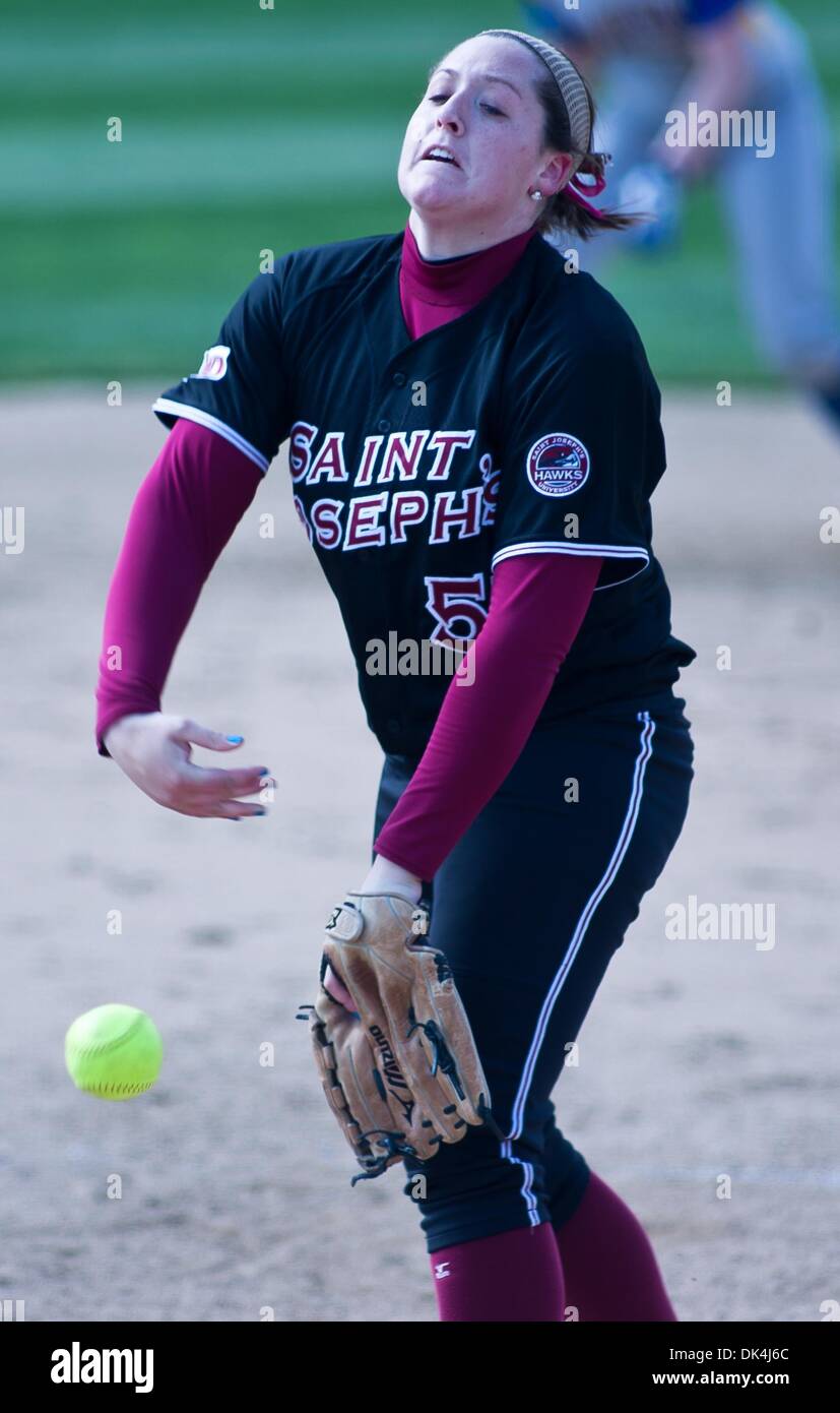 Aprile 6, 2011 - Newark, Delaware, Stati Uniti d'America - San Giuseppe brocca Erin Gallagher (#55) il beccheggio durante la partita contro l'Università di Delaware. Delaware sconfitto San Giuseppe con un 5-4 vincere in otto inning su san Giuseppe mercoledì pomeriggio presso il Delaware Softball Stadium. (Credito Immagine: © Saquan Stimpson/Southcreek globale/ZUMAPRESS.com) Foto Stock