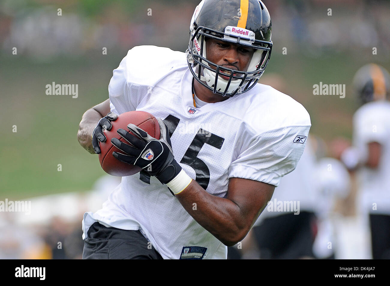 6 aprile 2011 - Latrobe, PENNSYLVANNIA, U.S - Pittsburgh Steelers stretto fine Jamie McCoy (45) mantiene su un pass durante il passaggio di un trapano a training camp a Saint Vincent College di LATROBE, PA. (Credito Immagine: © Dean Beattie/Southcreek globale/ZUMAPRESS.com) Foto Stock