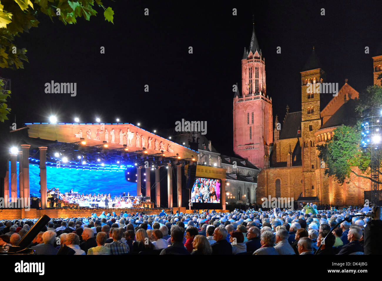 Maastricht Vrijthof Square, pubblico completo André Rieu che esegue concerti di musica serali estivi con luci blu e due chiese storiche illuminate UE Foto Stock