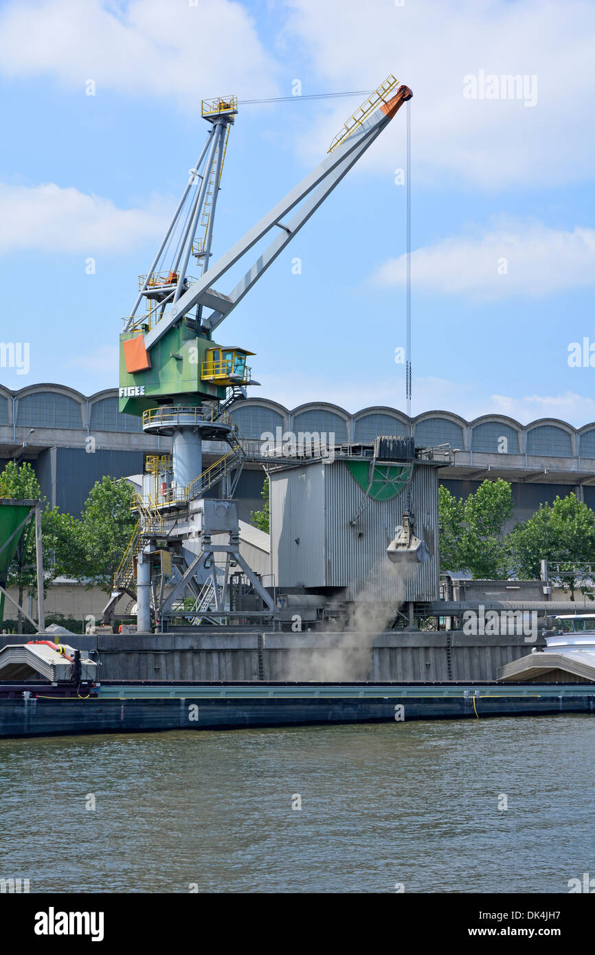 Parte delle opere di cemento olandese Enci accanto al fiume Mosa alla periferia di Maastricht parte del gruppo tedesco Heidelberg Cement business Limburg EU Foto Stock