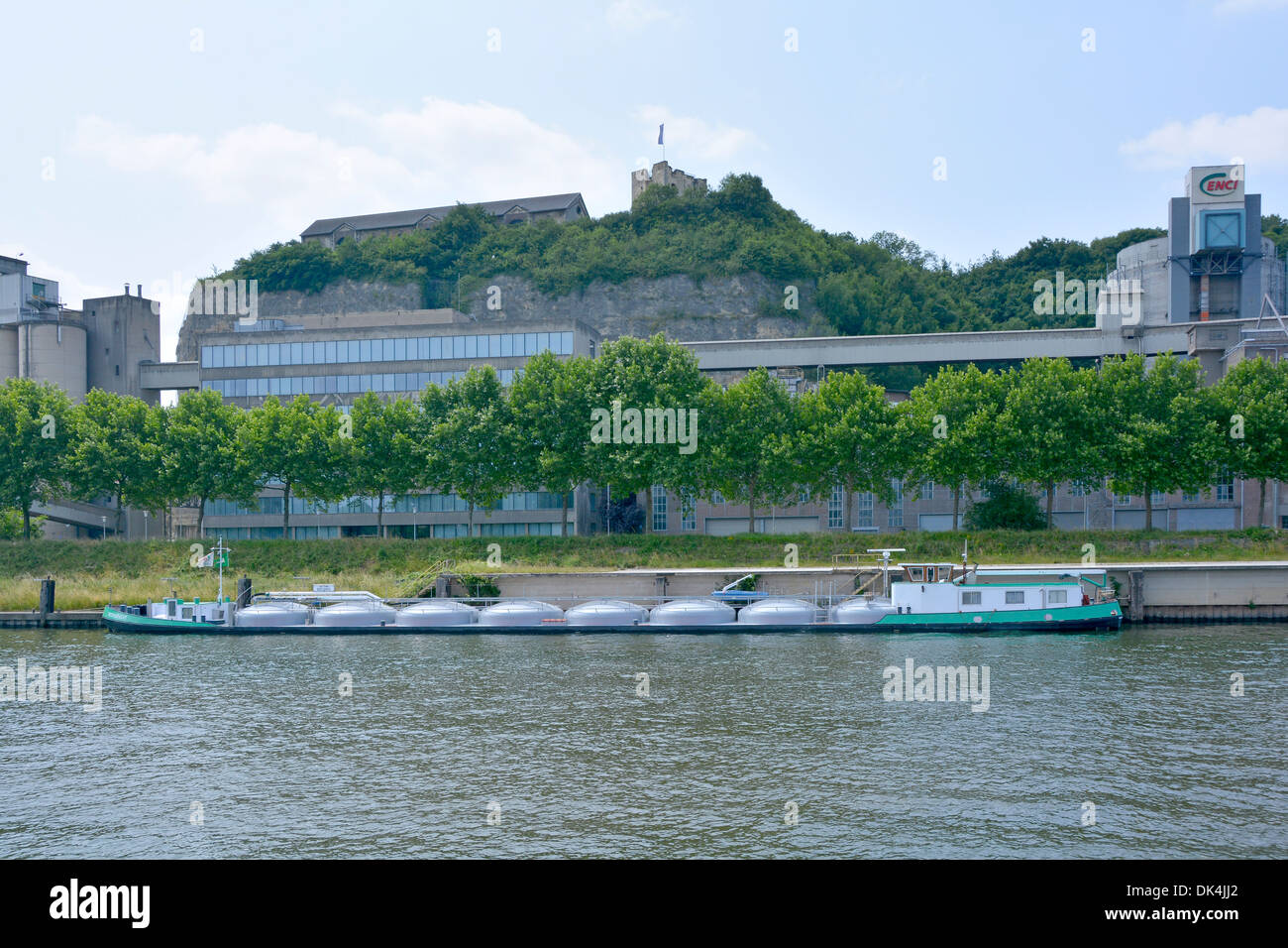 Opere di cemento Dutch Enci accanto al fiume Mosa alla periferia di Maastricht con Sint Pieters Museum op de Lichtenberg sulla cima della collina dei Paesi Bassi Foto Stock