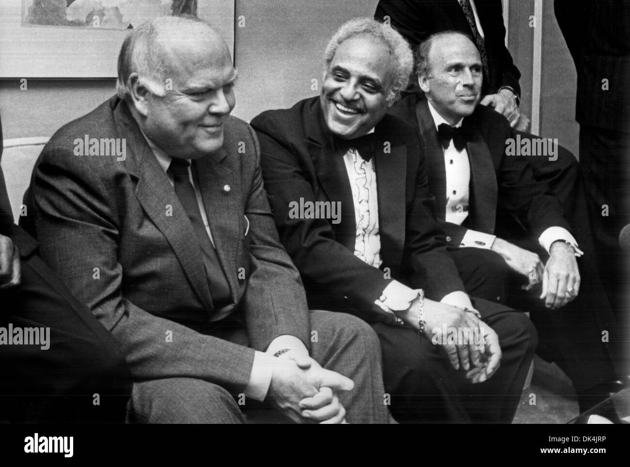 Aprile 7, 2011 - Memphis, TN, Stati Uniti - Marzo 26, 1987 - NAACP Direttore Esecutivo Benjamin L. ganci (centro) e libertà di Gala del Fondo co-presidente J.R. Hyde III (a destra) visita al Governatore Ned McWherter prima della manifestazione presso il Peabody nel marzo 1987. McWherter, un rurale West Tennessee mezzadri del figlio che ha costruito un impero commerciale, divenne membro della casa e di altoparlanti più tardi governatore dal 1987-1995, Foto Stock