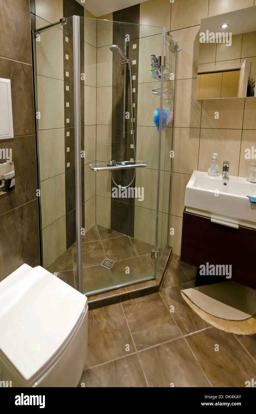 Dal look moderno e lussuoso bagno interno in appartamento Foto Stock