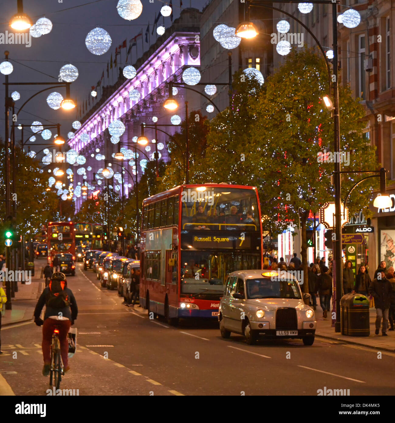 Oxford Street decorazioni di Natale con Selfridges illuminata la facciata del negozio Foto Stock