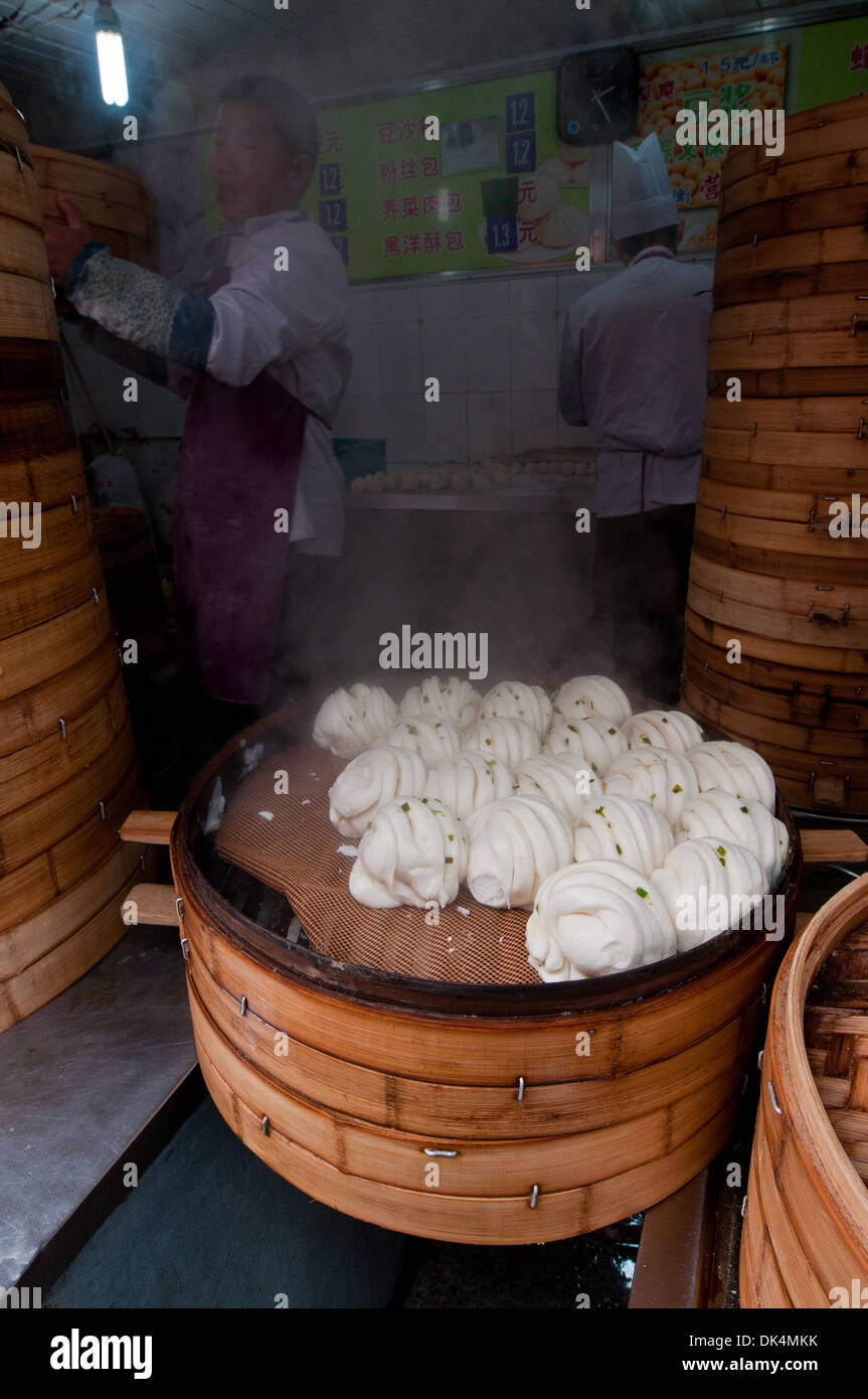 Gnocchi di Shanghai (bun al vapore chiamato Xiaolongbao) sul mercato alimentare nella Città Vecchia (Nanshi), Shanghai, Cina Foto Stock