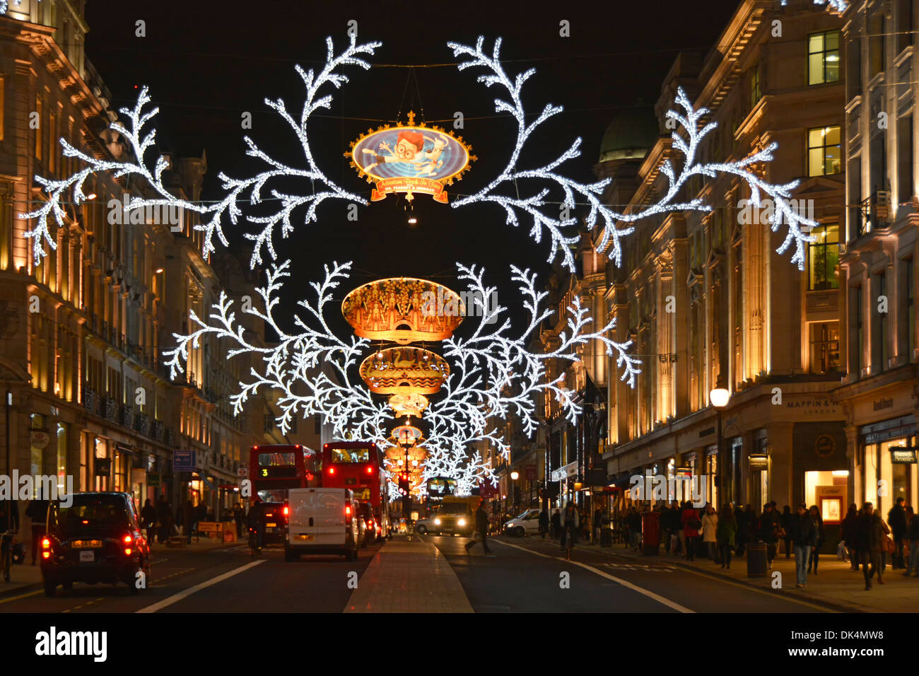 Notte sera scena di strada invernale e traffico stradale a Regent Street illuminazioni natalizie annuali e decorazioni West End Londra Inghilterra REGNO UNITO Foto Stock