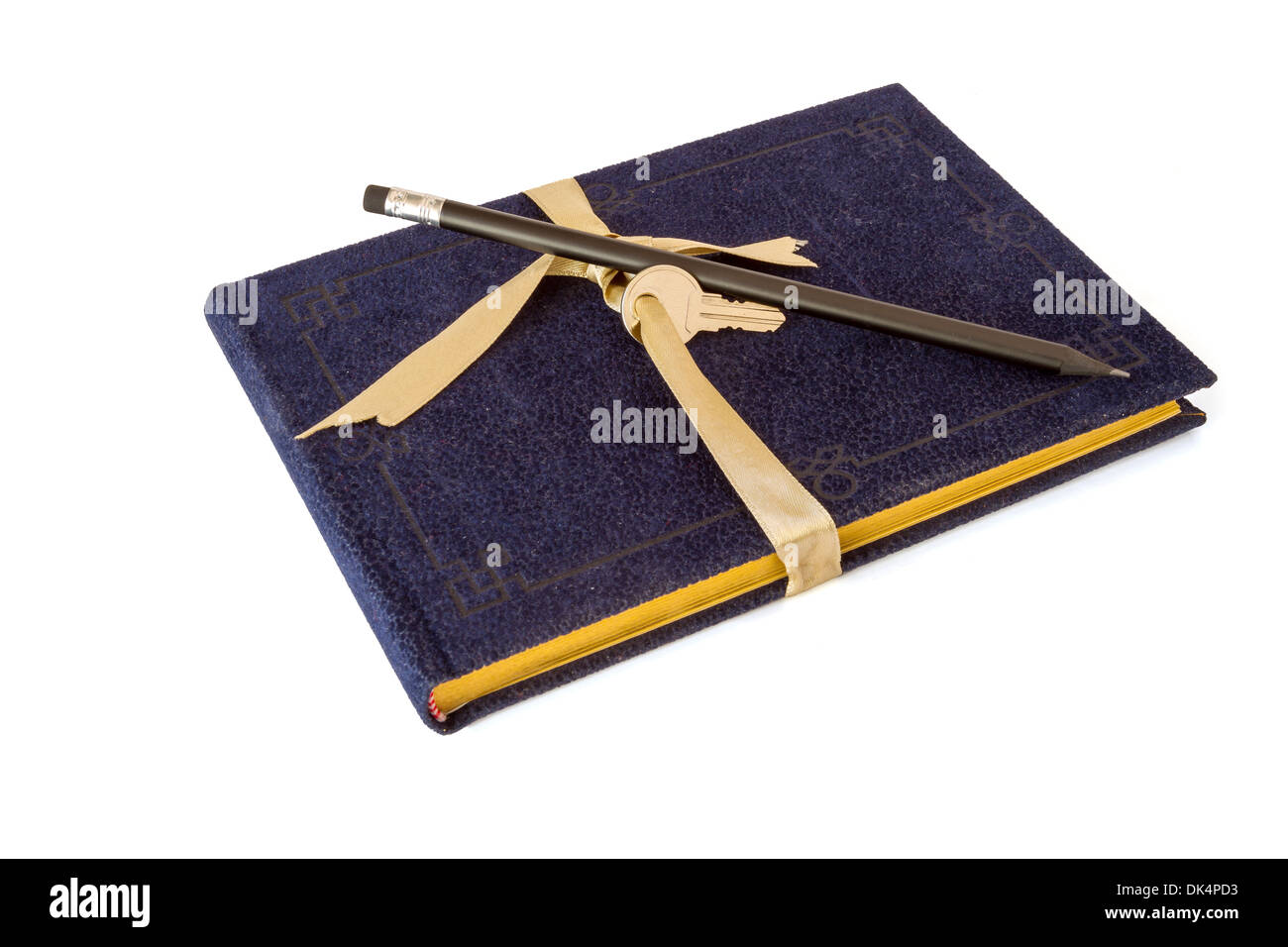 Libro diario con penna e chiave su sfondo bianco Foto Stock