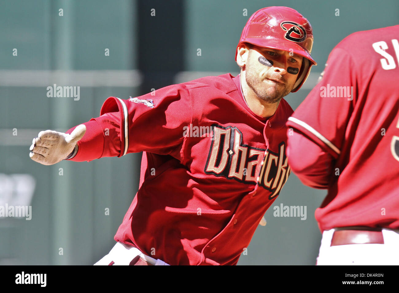 Apr. 10, 2011 - Phoenix, Arizona, Stati Uniti - Arizona Diamondbacks' Ryan Roberts (14) celebra come egli arrotonda la terza base dopo aver colpito un home run contro i Cincinnati Reds. Il Diamondbacks sconfitto i rossi 10-8 nel gioco finale di tre serie di gioco al Chase Field. (Credito Immagine: © Chris Pondy/Southcreek globale/ZUMAPRESS.com) Foto Stock