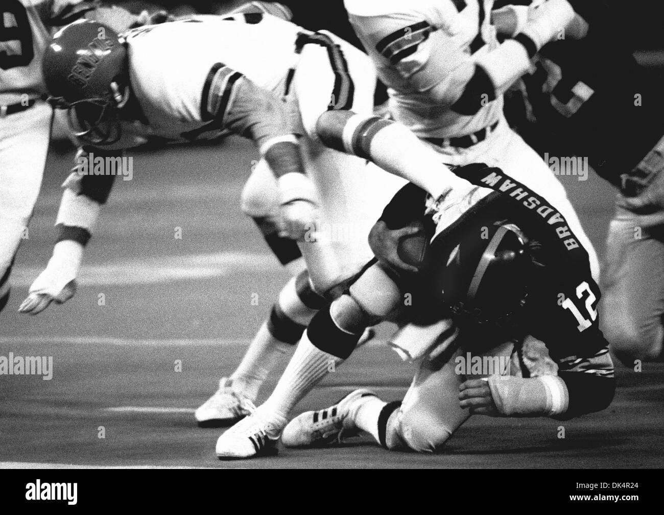 FILE FOTO - TERRY BRADSHAW, ora 62, è un due-time Super Bowl MVP che hanno portato lo Steelers a quattro Super Bowl campionati. Egli ha recentemente vieni avanti a dire sta avendo la perdita di memoria a breve termine e una perdita di coordinazione tra mani e occhi a causa delle numerose conclusioni egli ha sostenuto durante la sua carriera. Nella foto - 17 ott 1977 - Pittsburgh, Pennsylvania, Stati Uniti - Pittsburgh Steelers quarterback terr Foto Stock