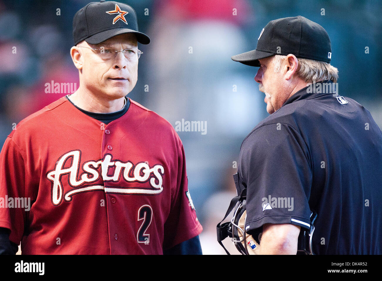 Apr. 10, 2011 - Houston, Texas, Stati Uniti - Marlins Manager (2) Brad Mills protesta il suo caso alla Umpire HP (66) Jim Joyce dopo Joyce espelle un lanciatore di Astros. Houston Astros sconfitto i Marlins 7-1. (Credito Immagine: © Juan DeLeon/Southcreek globale/ZUMAPRESS.com) Foto Stock