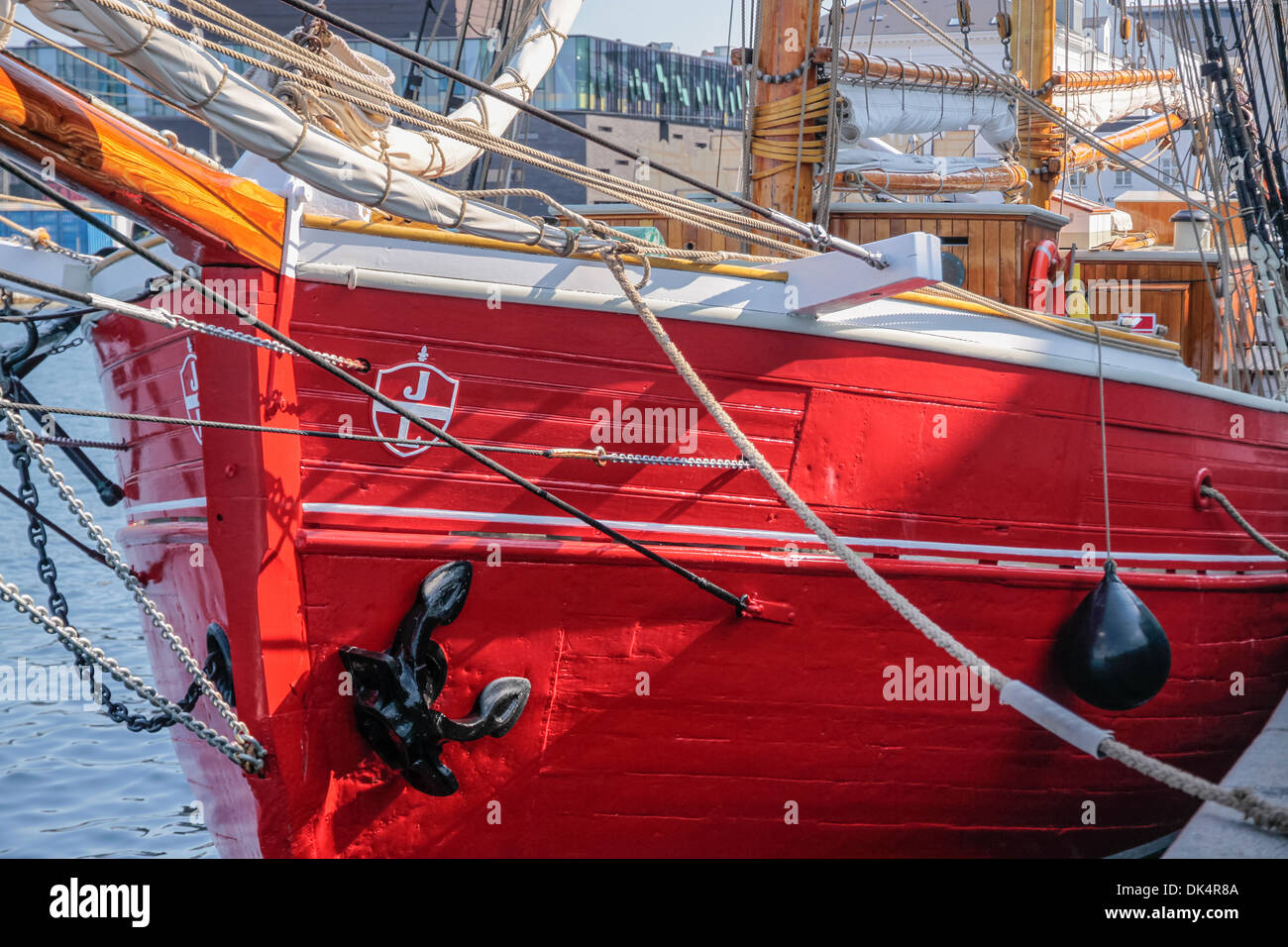 Prua di una vecchia, rosso nave a vela in Amaliehaven, Copenhagen, Danimarca Foto Stock