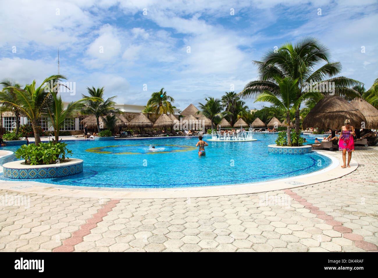 La piscina presso l'hotel 5 stelle Catalonia Royal Tulum in Riviera Maya Cancun Quintana Roo Penisola dello Yucatan Messico America del Nord Foto Stock