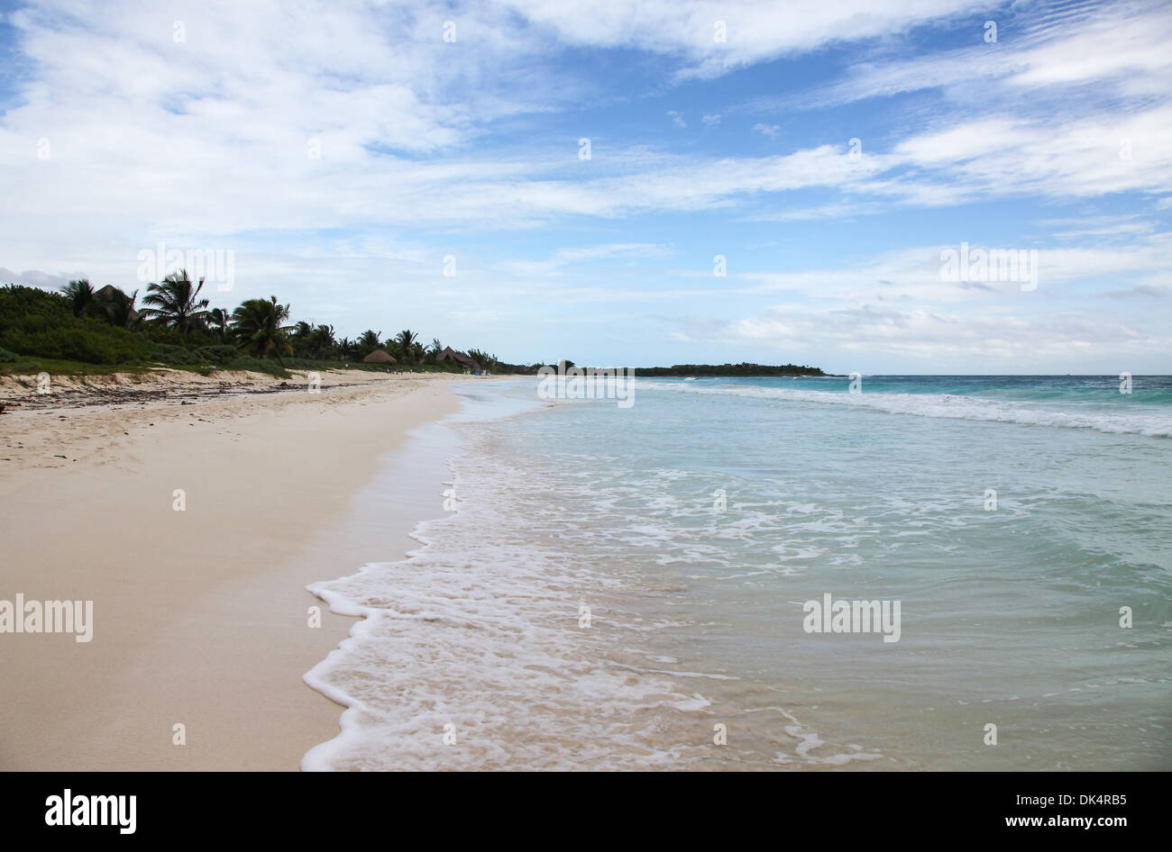 Una spiaggia deserta in Riviera Maya Cancun Quintana Roo Penisola dello Yucatan Messico America del Nord Foto Stock