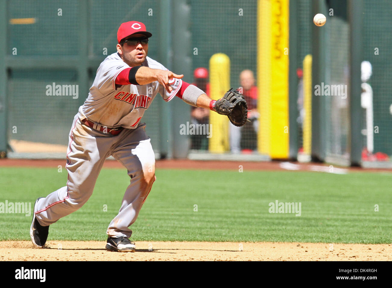 Apr. 10, 2011 - Phoenix, Arizona, Stati Uniti - Cincinnati Reds' primo baseman Joey Votto (19) lancia la palla al primo dopo aver eseguito un arresto difensivo contro l'Arizona Diamondbacks. Il Diamondbacks sconfitto i rossi 10-8 nel gioco finale di tre serie di gioco al Chase Field. (Credito Immagine: © Chris Pondy/Southcreek globale/ZUMAPRESS.com) Foto Stock