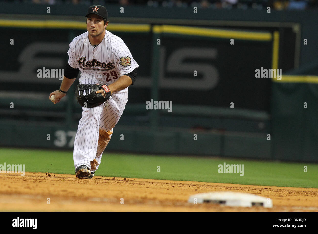 Apr. 11, 2011 - Houston, Texas, Stati Uniti - Houston Astros Infielder Brett Wallace (29) rende la afferra e capovolge la palla al lanciatore di copertura. Il Chicago Cubs battere Houston Astros 5-4 al Minute Maid Park a Houston, TX. (Credito Immagine: © Luis Leyva/Southcreek globale/ZUMAPRESS.com) Foto Stock