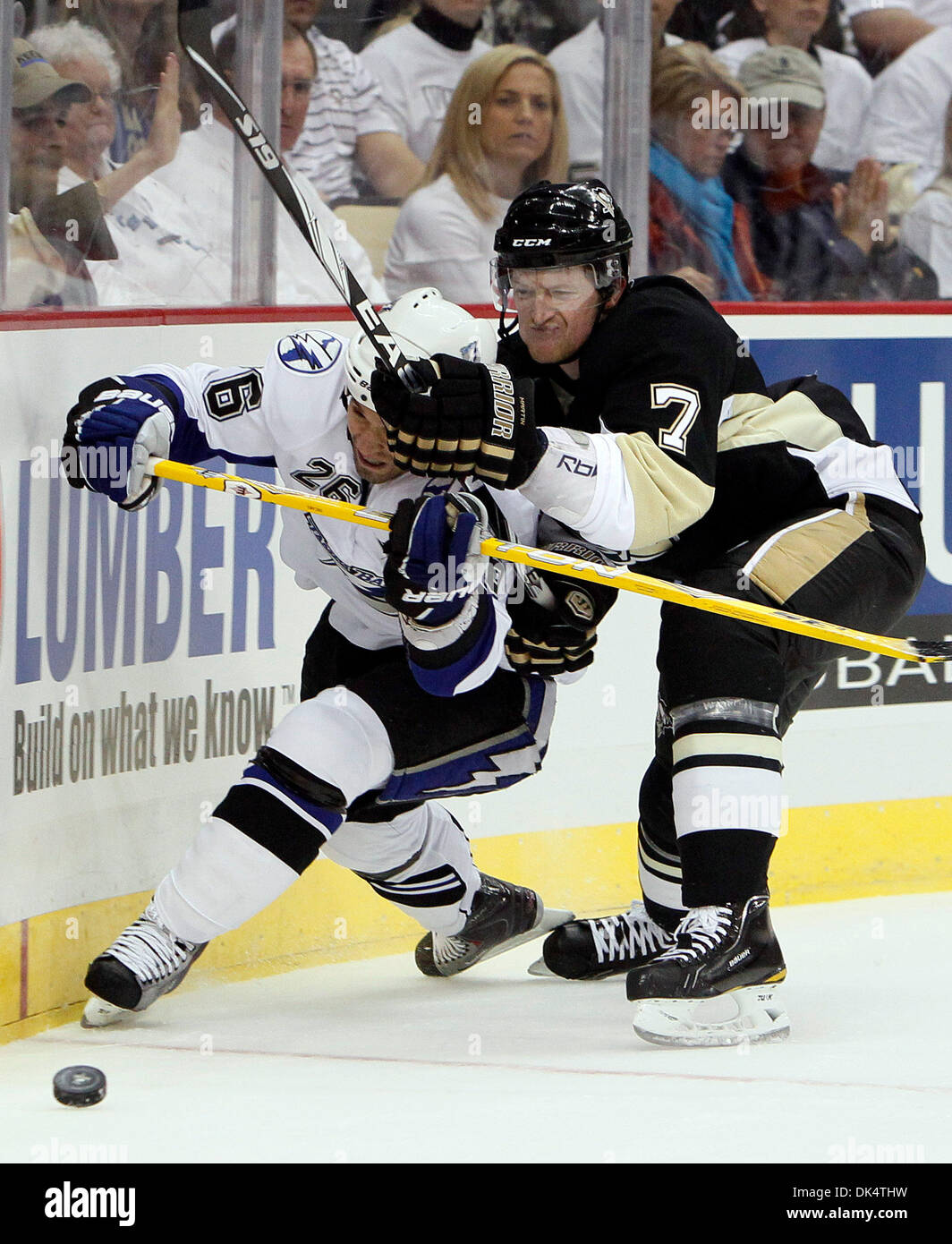 Apr. 13, 2011 - Pittsburgh, PA - DIRK SHADD | Orari .OT 337137 SHAD LIGHTNING 09 (13/04/11) di Pittsburgh Tampa Bay Lightning Marty St. Louis (26) riceve controlli intot schede di lui come egli tenta di aggirare i pinguini di Pittsburgh Paul Martin (7) durante il primo periodo di azione a CONSOL Energy Center a Pittsburgh mercoledì sera (13/04/11). Gioco uno degli spareggi della tazza di Stanley. [DIRK SHADD, T Foto Stock